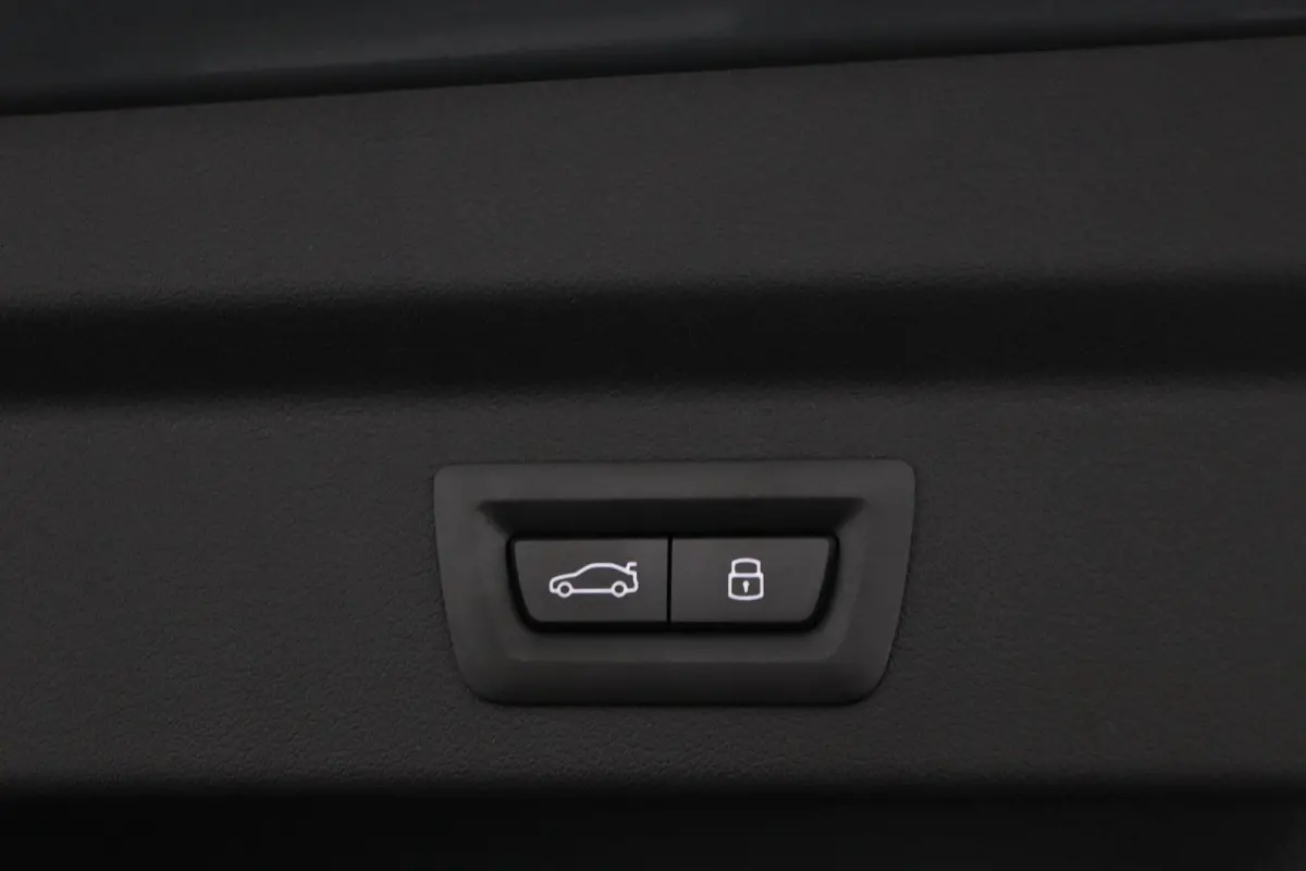 eDrive20 67 kWh M Sport Edition | SOH 100% | M Sport Pro | Trekhaak | Head-Up Display | Panoramadak | Elektrisch verstelbare stoelen | Driving Assistant Plus | Harman Kardon