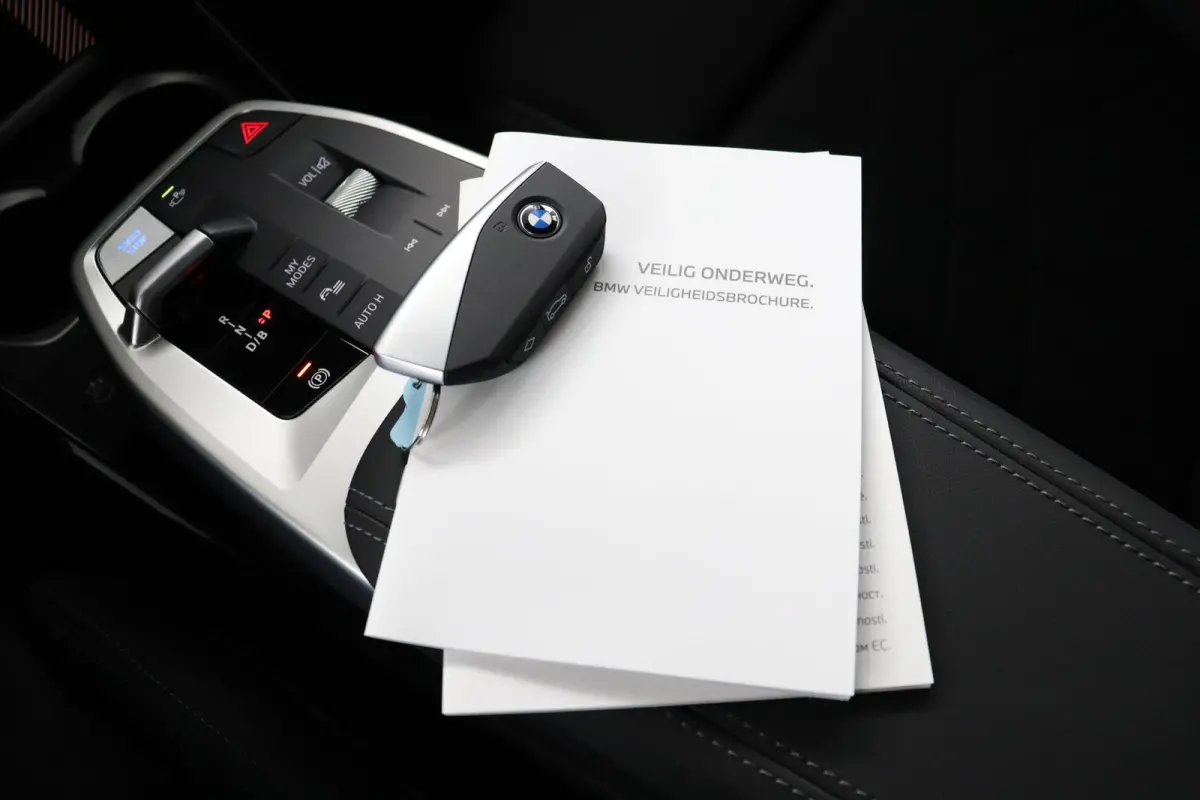 eDrive20 67 kWh M Sport Edition | SOH 100% | M Sport Pro | Trekhaak | Head-Up Display | Panoramadak | Elektrisch verstelbare stoelen | Driving Assistant Plus | Harman Kardon