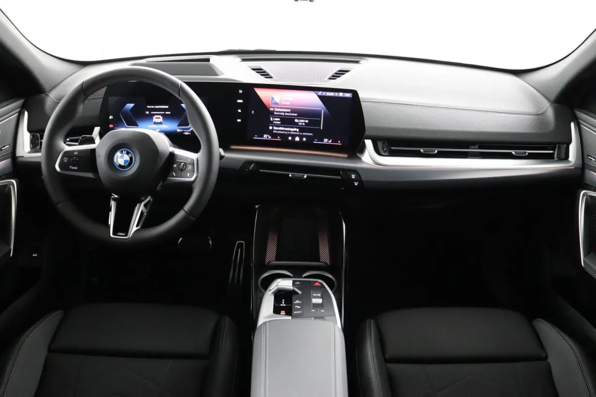 eDrive20 67 kWh M Sport Edition | SOH 100% | M Sport Pro | Trekhaak | Head-Up Display | Panoramadak | Elektrisch verstelbare stoelen | Driving Assistant Plus | Harman Kardon