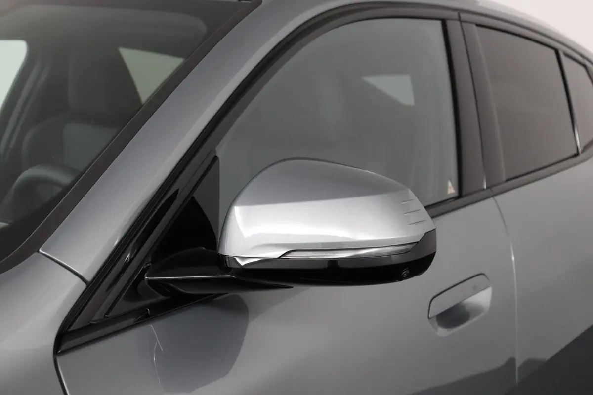 eDrive20 67 kWh M Sport Edition | SOH 100% | M Sport Pro | Trekhaak | Head-Up Display | Panoramadak | Elektrisch verstelbare stoelen | Driving Assistant Plus | Harman Kardon