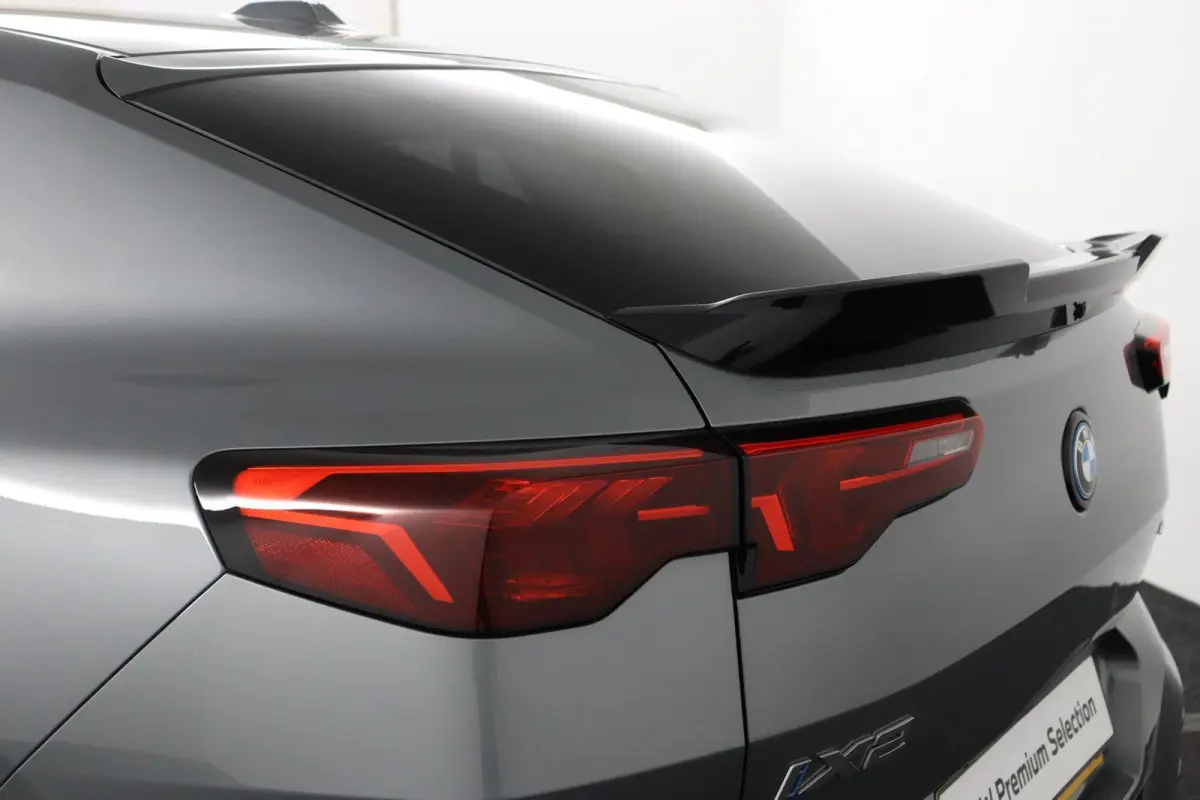 eDrive20 67 kWh M Sport Edition | SOH 100% | M Sport Pro | Trekhaak | Head-Up Display | Panoramadak | Elektrisch verstelbare stoelen | Driving Assistant Plus | Harman Kardon