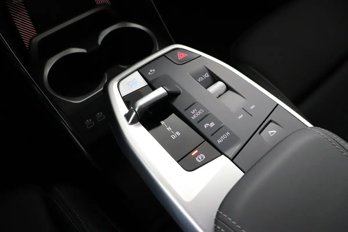 eDrive20 67 kWh M Sport Edition | SOH 100% | M Sport Pro | Trekhaak | Head-Up Display | Panoramadak | Elektrisch verstelbare stoelen | Driving Assistant Plus | Harman Kardon
