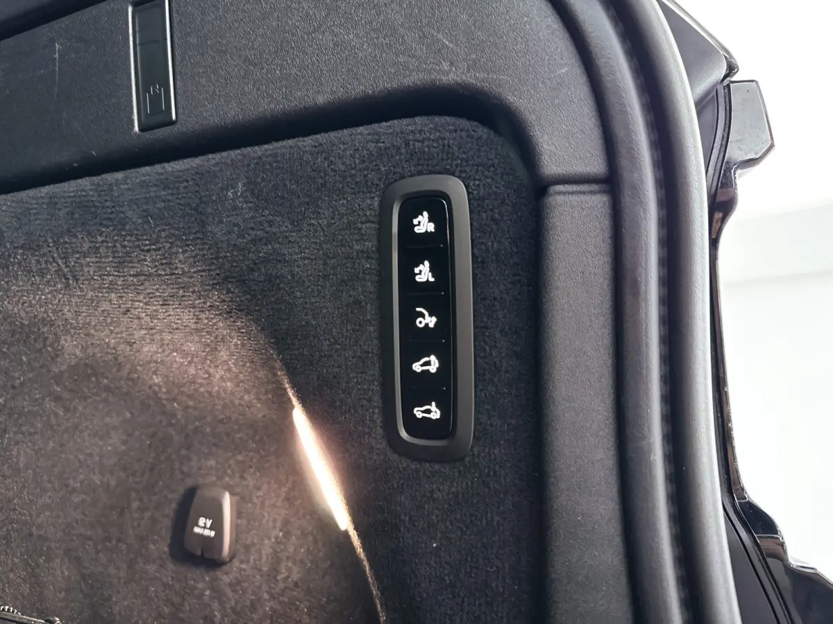 Twin Motor Performance Ultra 7p. 111 kWh | Panoramadak | 360° camera | Bowers & Wilkins | Head-up display | Luchtvering | Stoel- en Stuurverwarming | Matrix led | Trekhaak