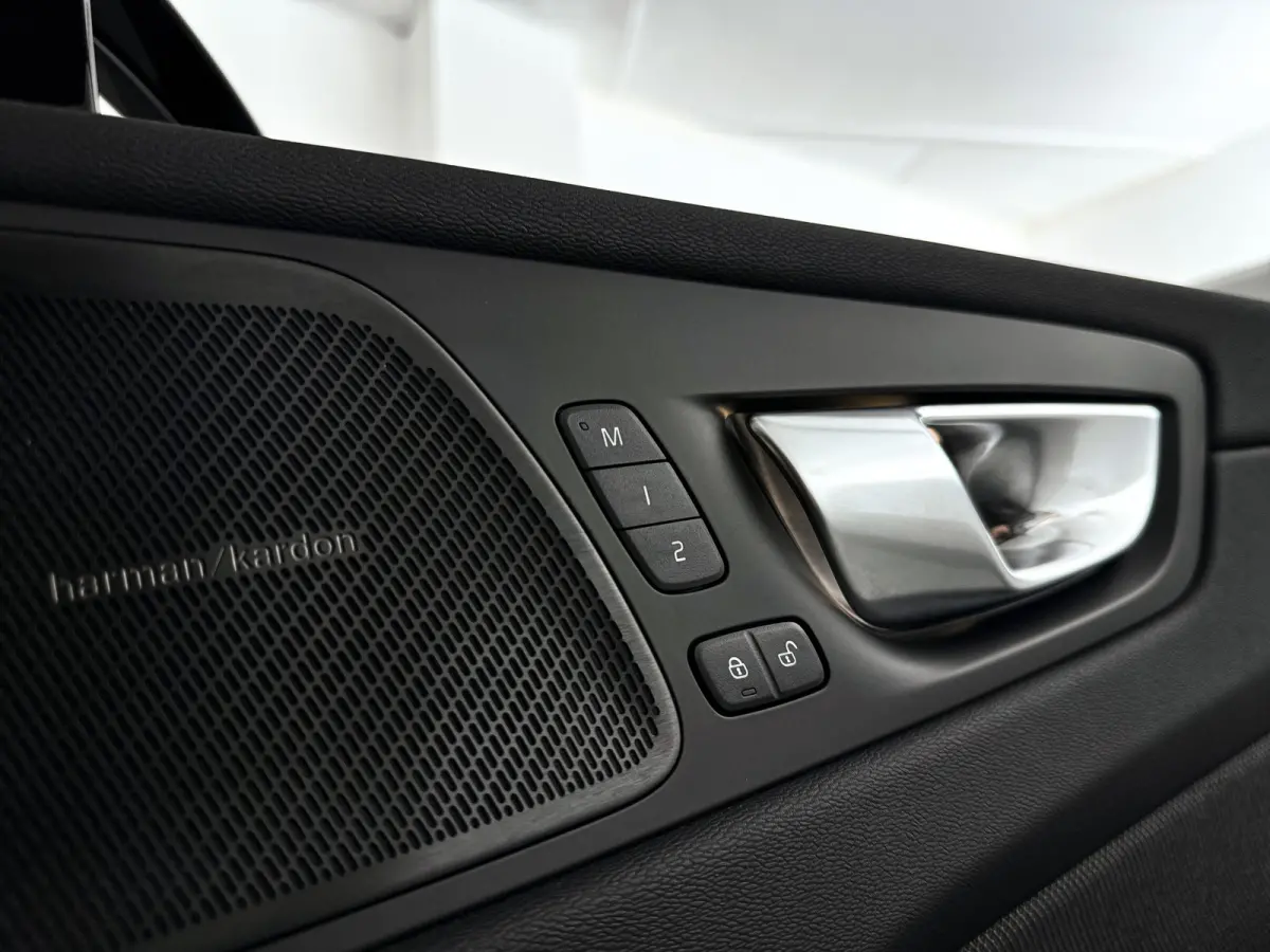 T6 Plug-in hybrid AWD Ultra Black Edition | Panoramadak | 360° camera | Luchtvering | Head-up display | Harman Kardon | Stoel- en Stuurverwarming