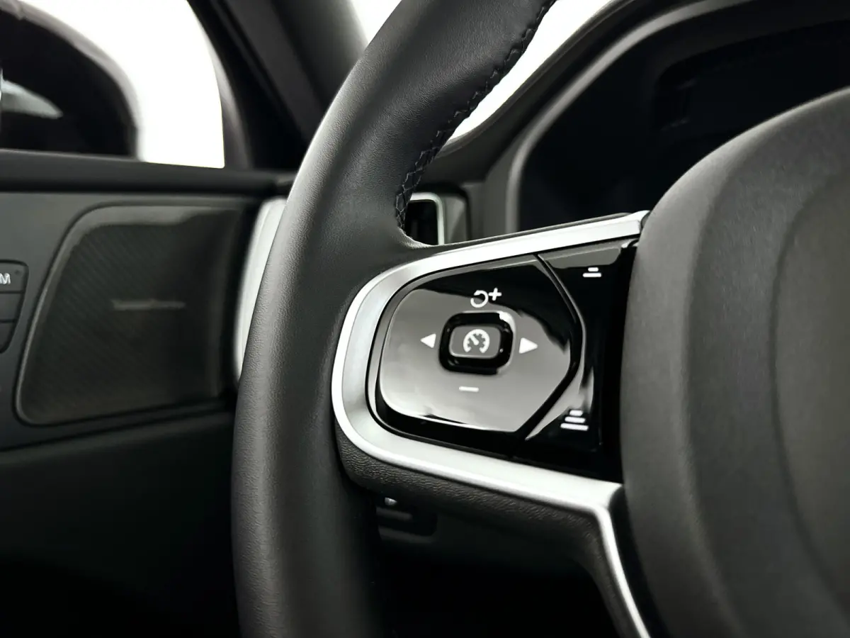 T6 Plug-in hybrid AWD Ultra Black Edition | Panoramadak | 360° camera | Luchtvering | Head-up display | Harman Kardon | Stoel- en Stuurverwarming