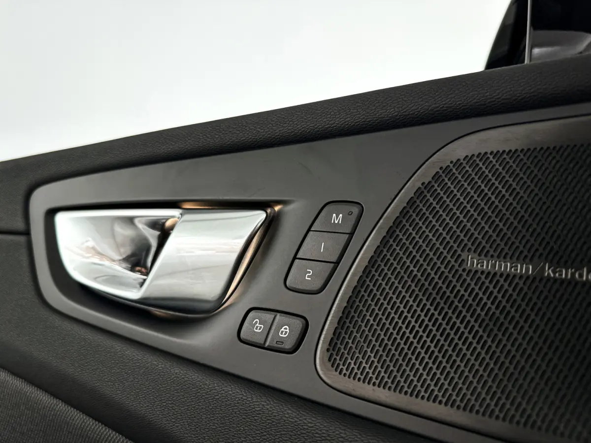 T6 Plug-in hybrid AWD Ultra Black Edition | Panoramadak | 360° camera | Luchtvering | Head-up display | Harman Kardon | Stoel- en Stuurverwarming