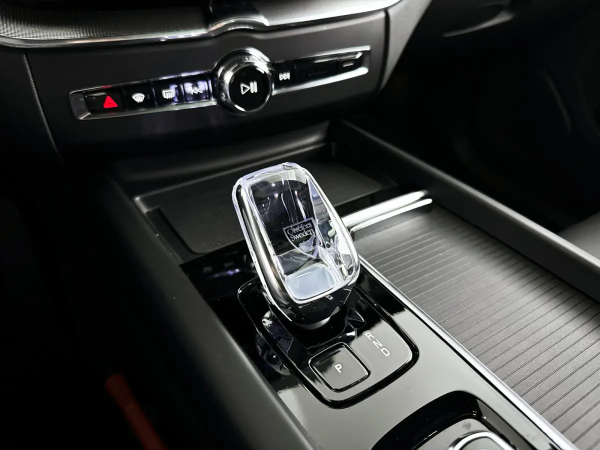 T6 Plug-in hybrid AWD Ultra Black Edition | Panoramadak | 360° camera | Luchtvering | Head-up display | Harman Kardon | Stoel- en Stuurverwarming