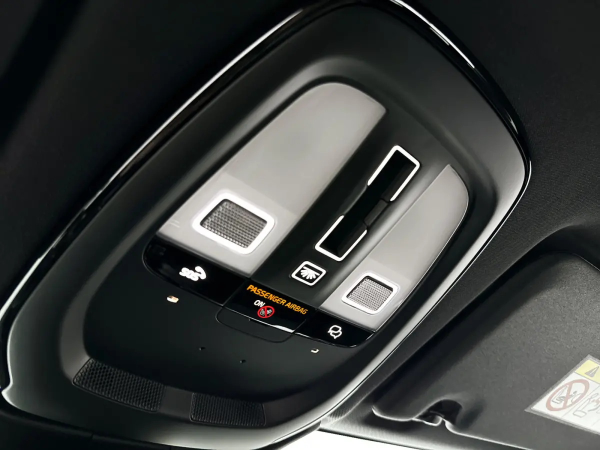 T6 Plug-in hybrid AWD Ultra Black Edition | Panoramadak | 360° camera | Luchtvering | Head-up display | Harman Kardon | Stoel- en Stuurverwarming