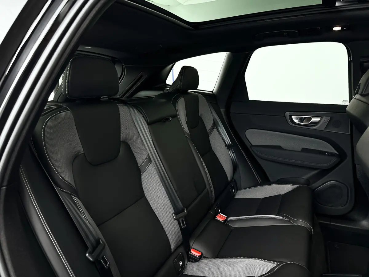 T6 Plug-in hybrid AWD Ultra Black Edition | Panoramadak | 360° camera | Luchtvering | Head-up display | Harman Kardon | Stoel- en Stuurverwarming