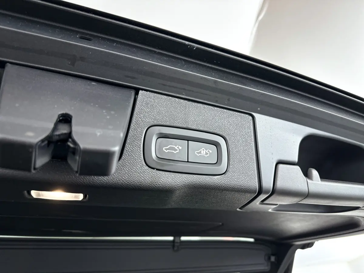 T6 Plug-in hybrid AWD Ultra Black Edition | Panoramadak | 360° camera | Luchtvering | Head-up display | Harman Kardon | Stoel- en Stuurverwarming