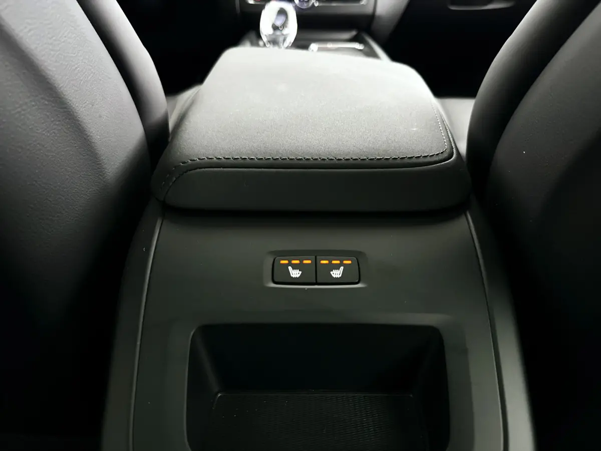T6 Plug-in hybrid AWD Ultra Black Edition | Panoramadak | 360° camera | Luchtvering | Head-up display | Harman Kardon | Stoel- en Stuurverwarming
