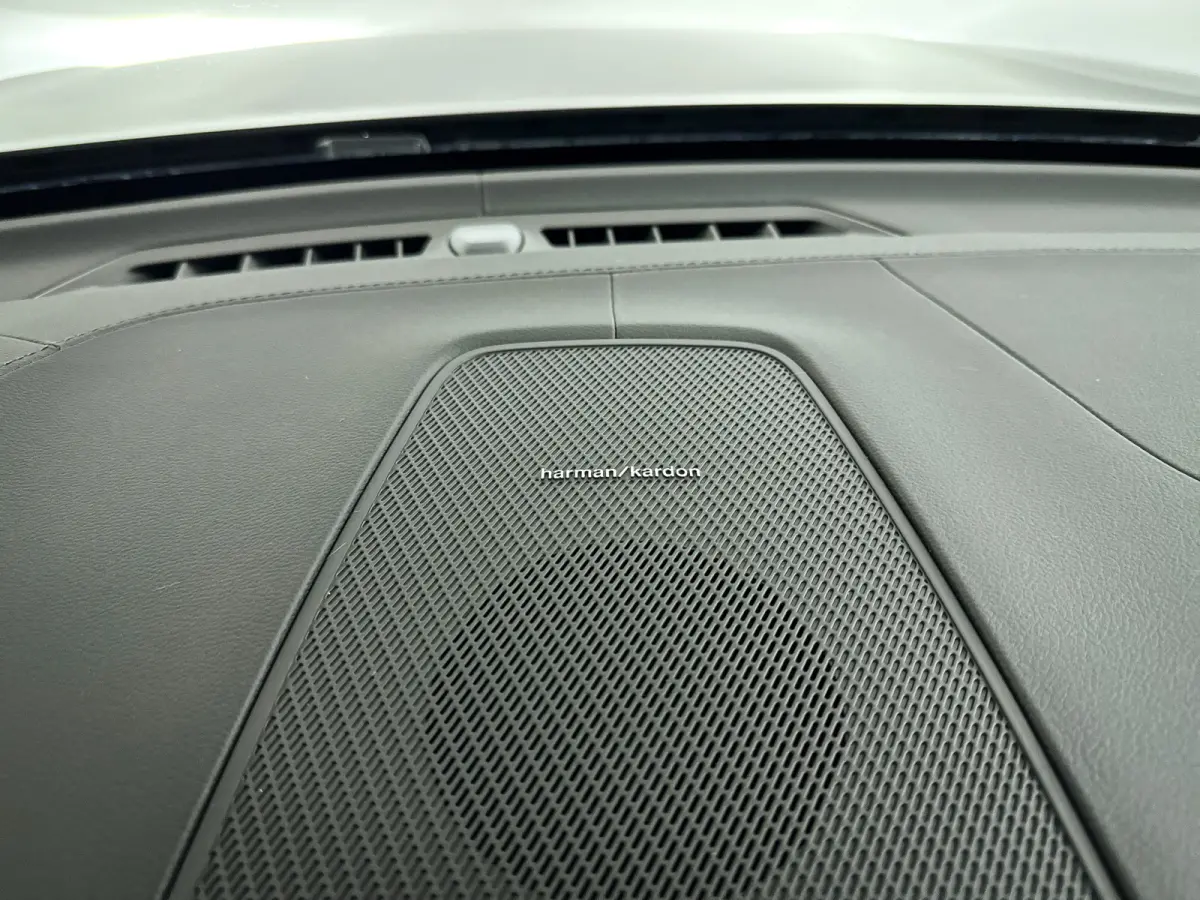 T6 Plug-in hybrid AWD Ultra Black Edition | Panoramadak | 360° camera | Luchtvering | Head-up display | Harman Kardon | Stoel- en Stuurverwarming