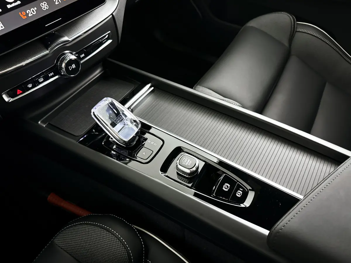 T6 Plug-in hybrid AWD Ultra Black Edition | Panoramadak | 360° camera | Luchtvering | Head-up display | Harman Kardon | Stoel- en Stuurverwarming