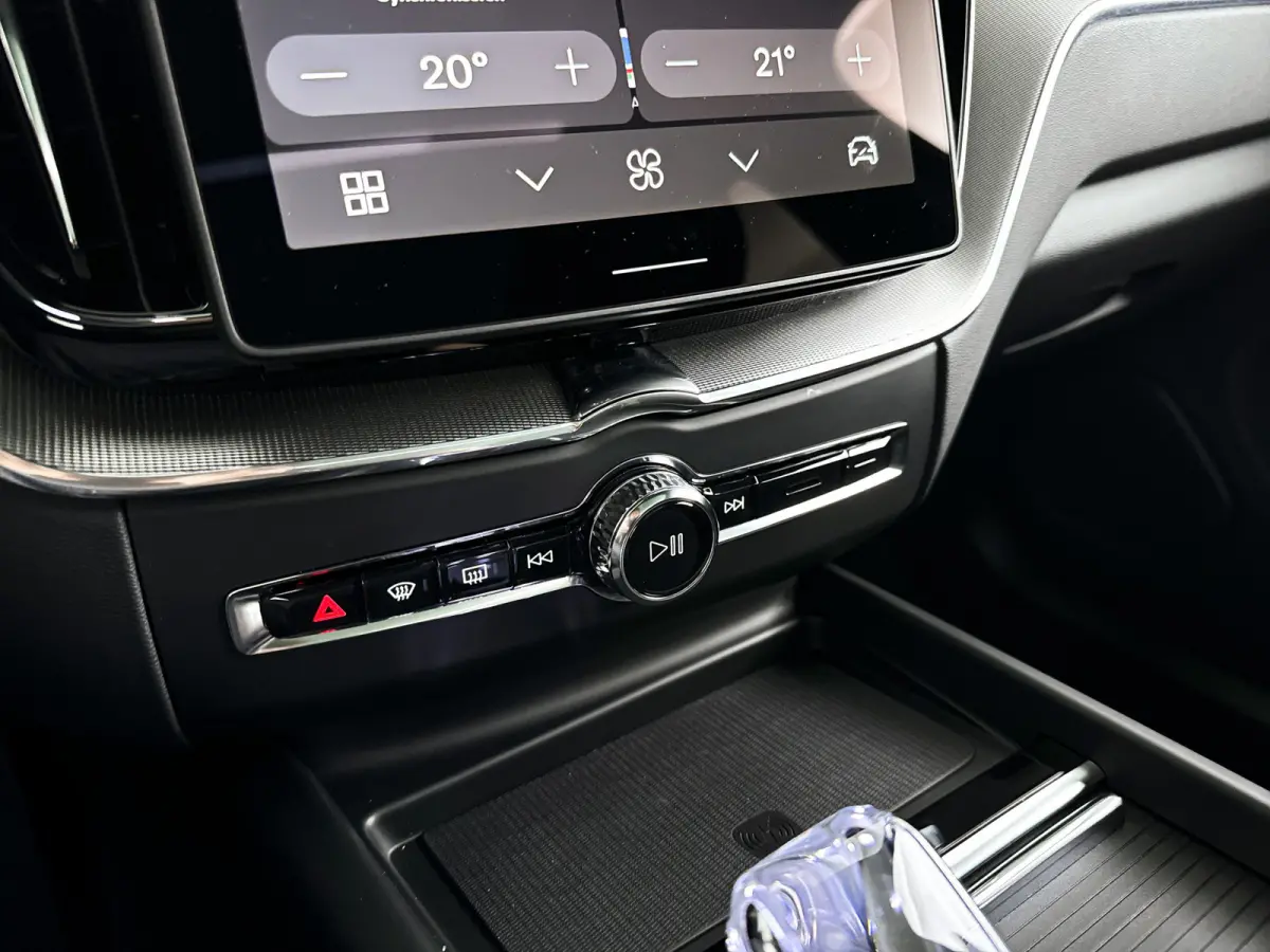 T6 Plug-in hybrid AWD Ultra Black Edition | Panoramadak | 360° camera | Luchtvering | Head-up display | Harman Kardon | Stoel- en Stuurverwarming