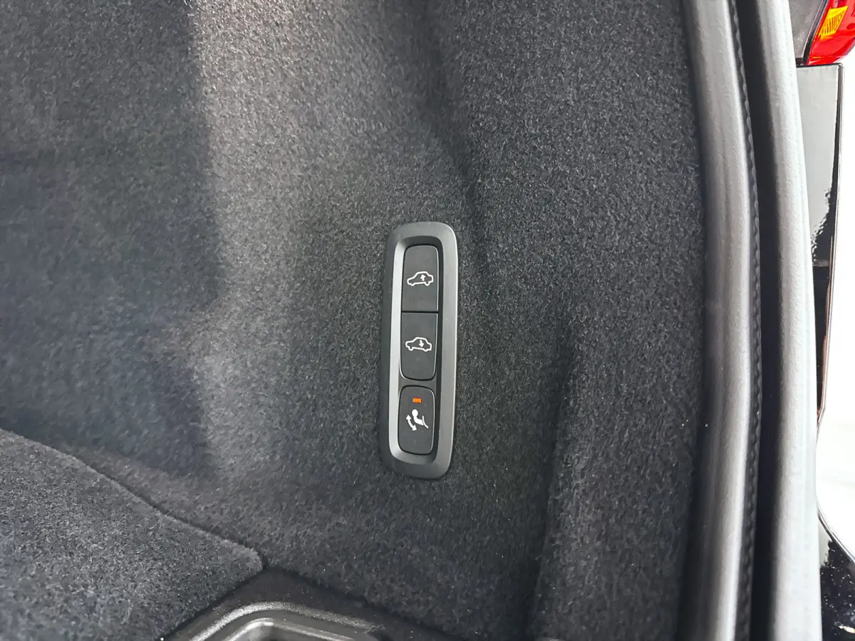 T6 Plug-in hybrid AWD Ultra Black Edition | Panoramadak | 360° camera | Luchtvering | Head-up display | Harman Kardon | Stoel- en Stuurverwarming