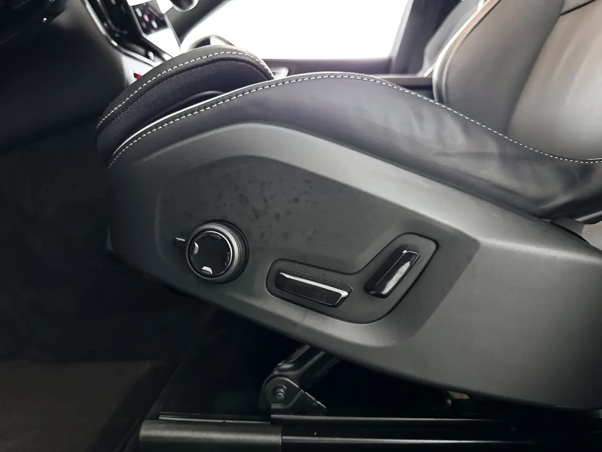 T6 Plug-in hybrid AWD Ultra Black Edition | Panoramadak | 360° camera | Luchtvering | Head-up display | Harman Kardon | Stoel- en Stuurverwarming