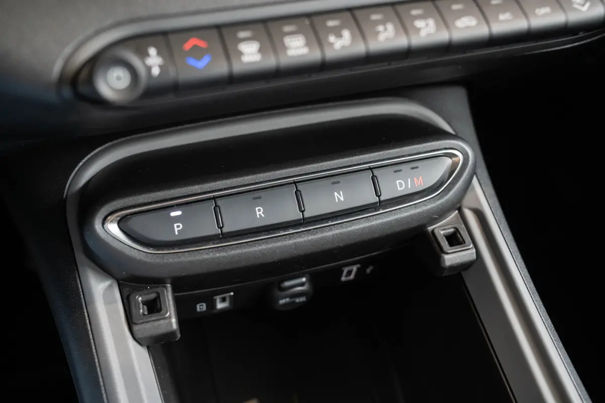 1.2 e-Hybrid Longitude | Navigatie | Apple Carplay & Android Auto | Parkeersensoren | Keyless | Lichtmetalen velgen |