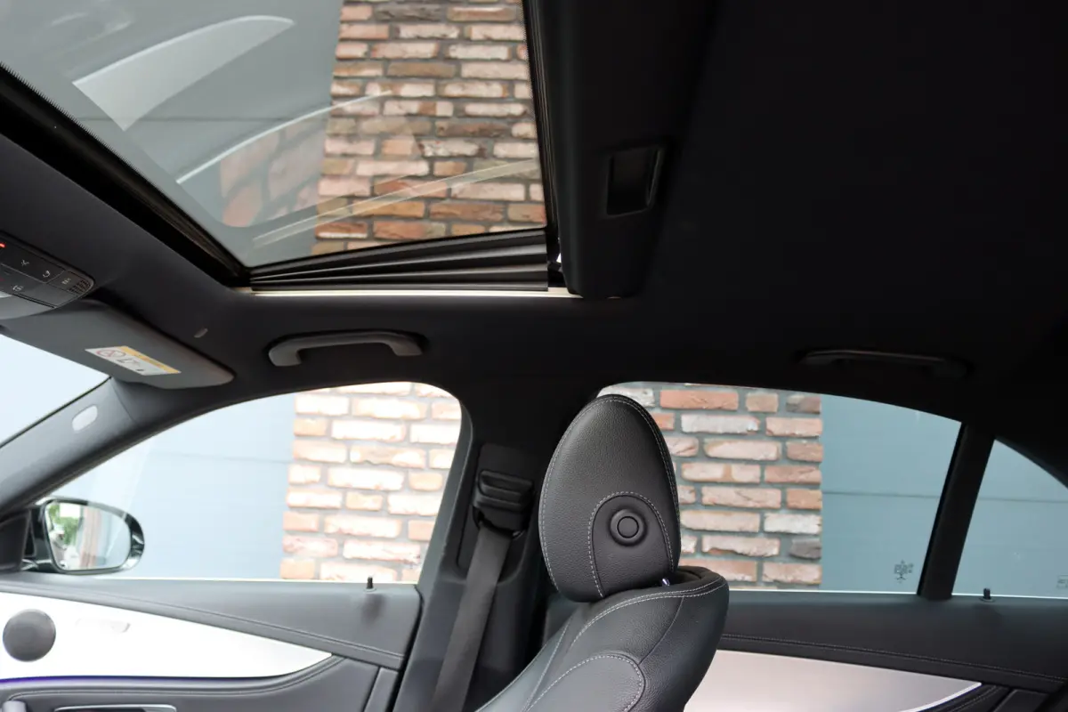 220 d AMG Line | Schuifdak | Dodehoekassistent | Camera | Augmented Reality | Sfeerverlichting | Stoelverwarming | High Perf. LED |
