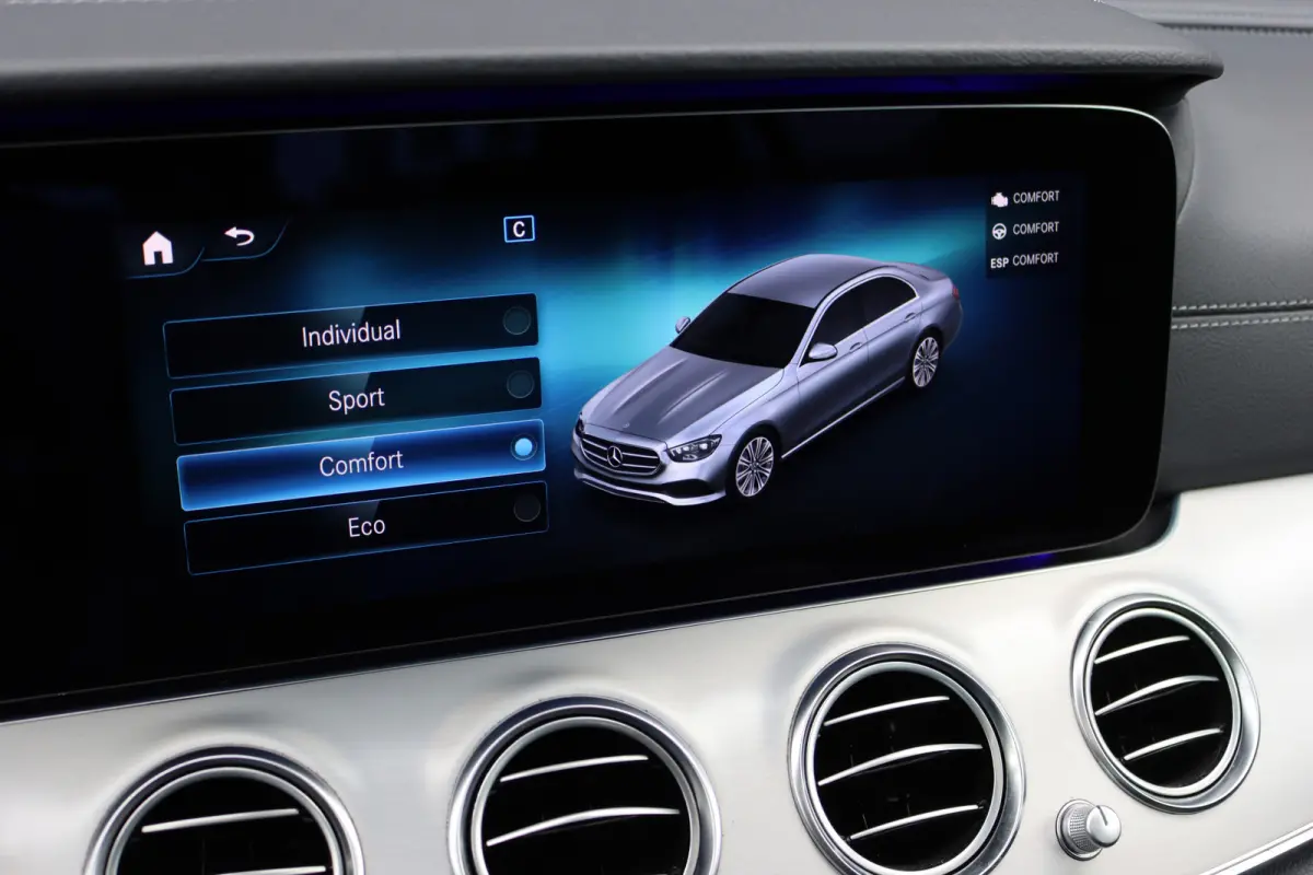 220 d AMG Line | Schuifdak | Dodehoekassistent | Camera | Augmented Reality | Sfeerverlichting | Stoelverwarming | High Perf. LED |