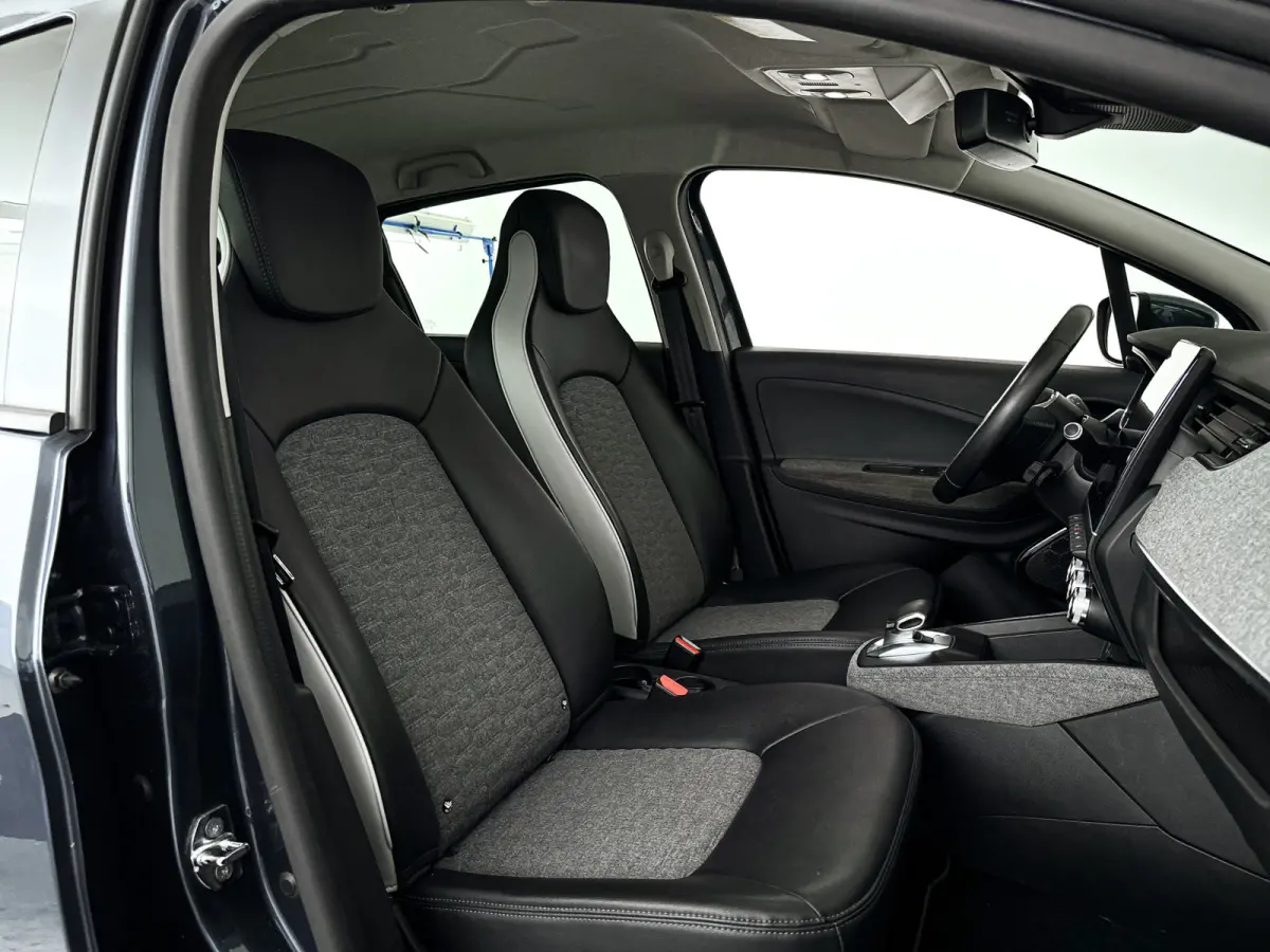 R135 Edition One 52 kWh | Parkeercamera | Airco | Cruise control | BLIS | Stoelverwarming