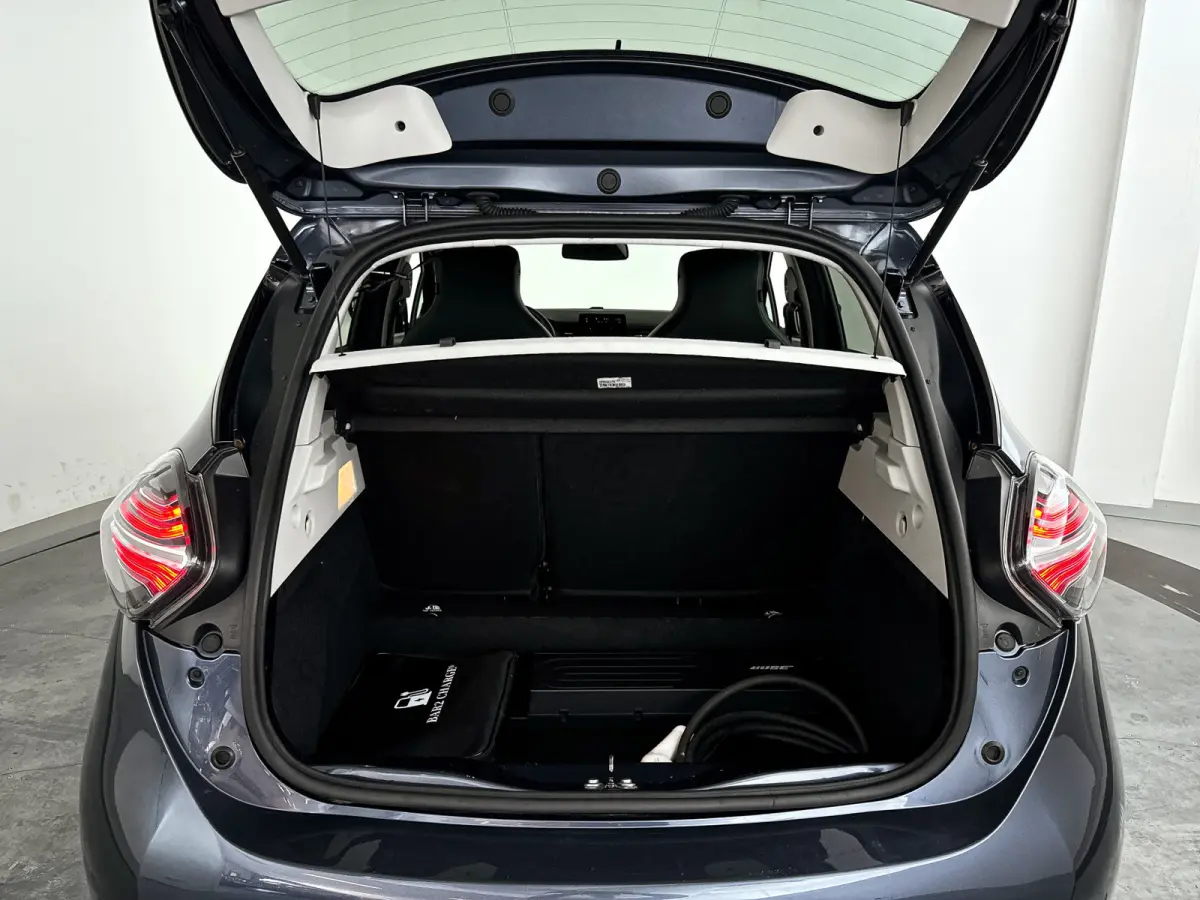 R135 Edition One 52 kWh | Parkeercamera | Airco | Cruise control | BLIS | Stoelverwarming