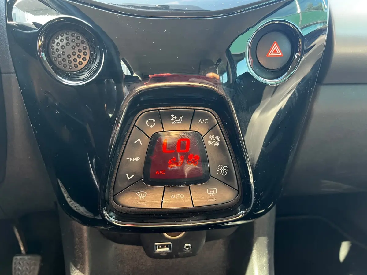 1.0 VTi Shine AUTOMAAT! (Achteruitrijcamera, StoelVerwarming, 5-Deurs, NL-auto, Goed onderhoud, ETC!)