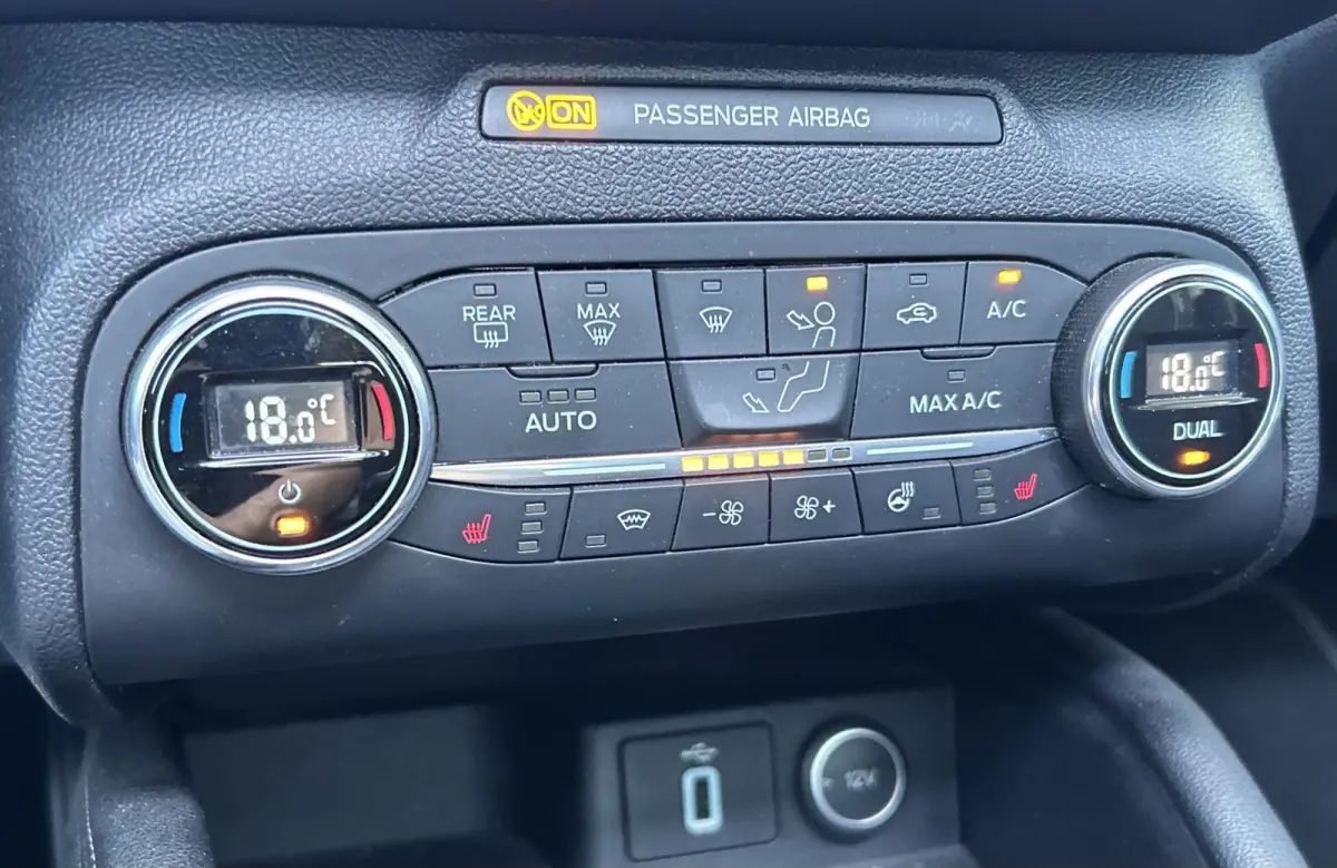 1.0 EcoBoost Titanium Business 125PK | PANO | 2e Eigenaar | NL AUTO | Onderhoudshistorie | NAP | Elektrische Achterklep | Parkeersensoren | Winter Pack | Stoel Stuur en Voorruitverwarming | 