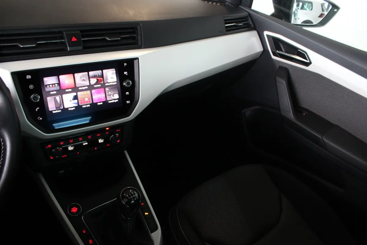 1.0 TSI Xcellence Launch Edition Full LED | Adapt. Cruise | Carplay | Camera | Navi | Bluetooth | Keyless | Beats | 17" LMV | PDC V+A