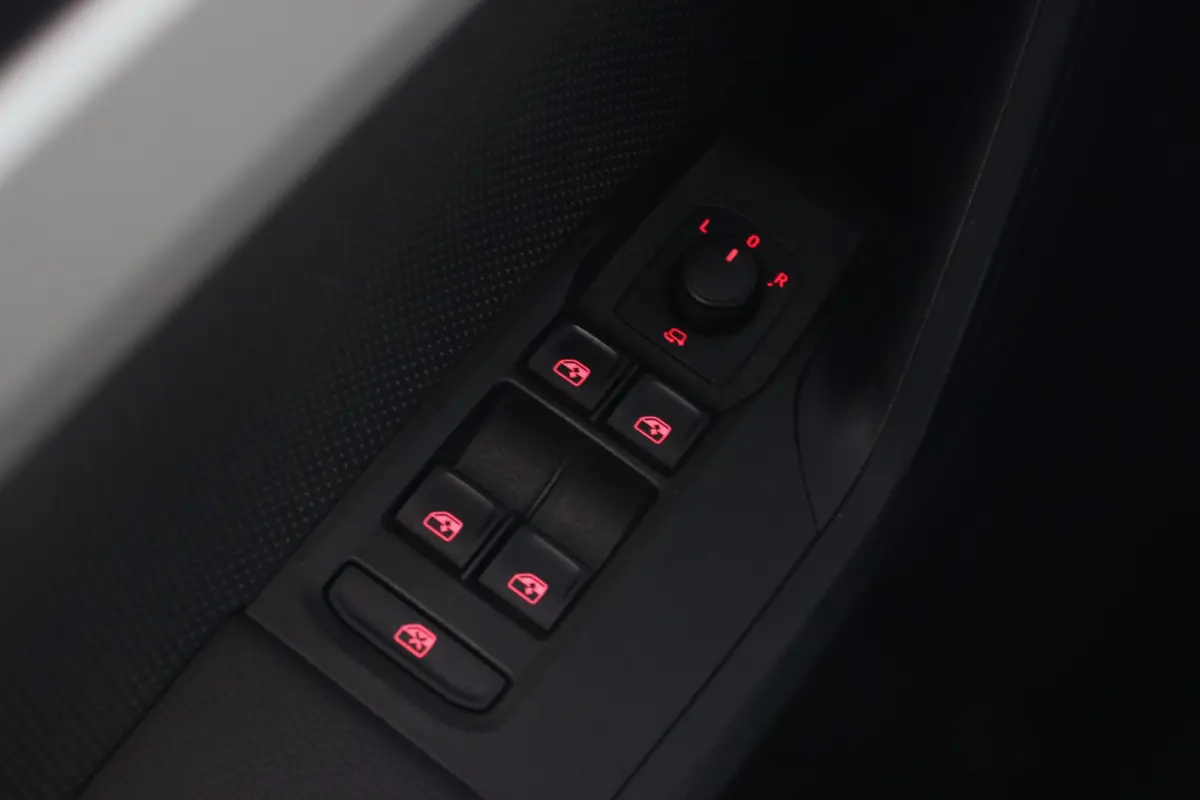 1.0 TSI Xcellence Launch Edition Full LED | Adapt. Cruise | Carplay | Camera | Navi | Bluetooth | Keyless | Beats | 17" LMV | PDC V+A