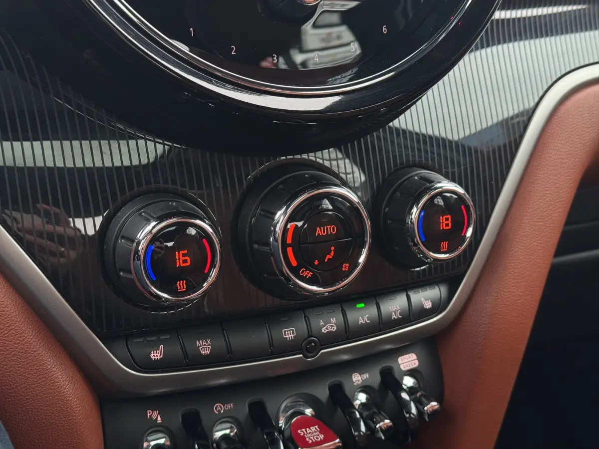 | PANORAMADAK | STOELVERWARMING | HEAD-UP | PARKEERSENSOREN V+A | LMV 19" | NAVI | APPLE CARPLAY / ANDROID AUTO |