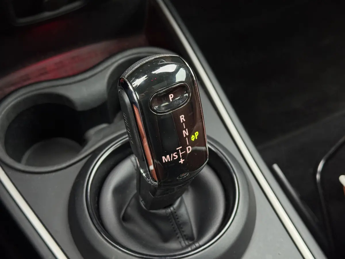 | PANORAMADAK | STOELVERWARMING | HEAD-UP | PARKEERSENSOREN V+A | LMV 19" | NAVI | APPLE CARPLAY / ANDROID AUTO |