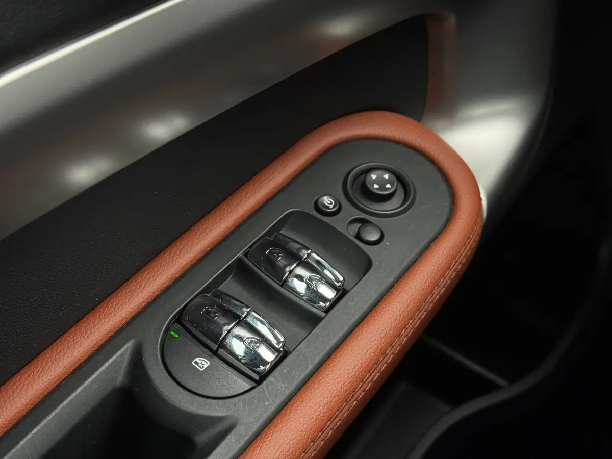 | PANORAMADAK | STOELVERWARMING | HEAD-UP | PARKEERSENSOREN V+A | LMV 19" | NAVI | APPLE CARPLAY / ANDROID AUTO |