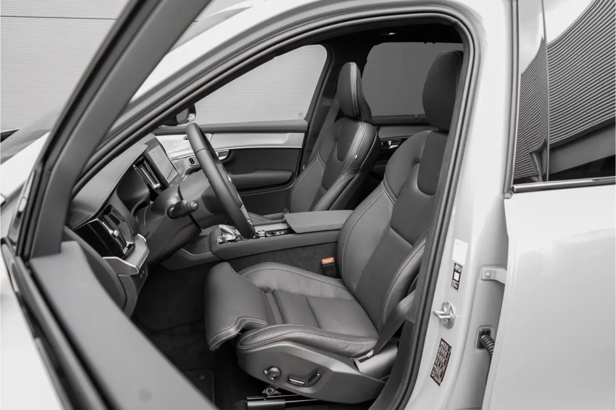 2.0 T8 Plug-in AWD Ultra Black 7p Model 2027 B&W Pano Massage Stoelventilatie Trekhaak