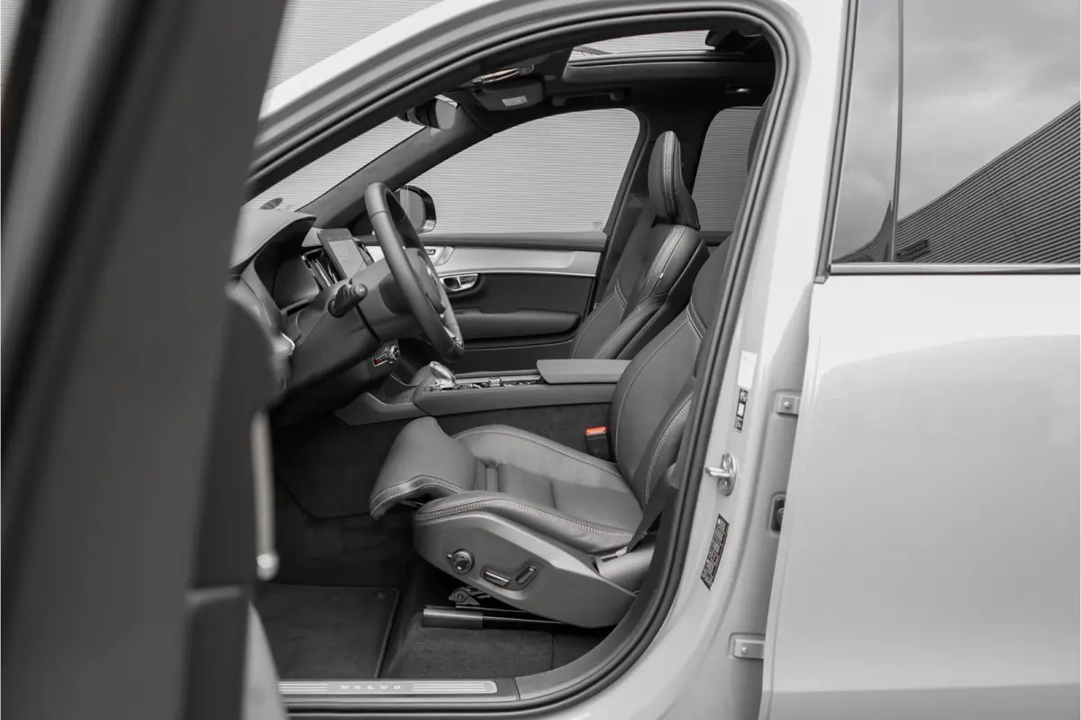2.0 T8 Plug-in AWD Ultra Black 7p Model 2027 B&W Pano Massage Stoelventilatie Trekhaak
