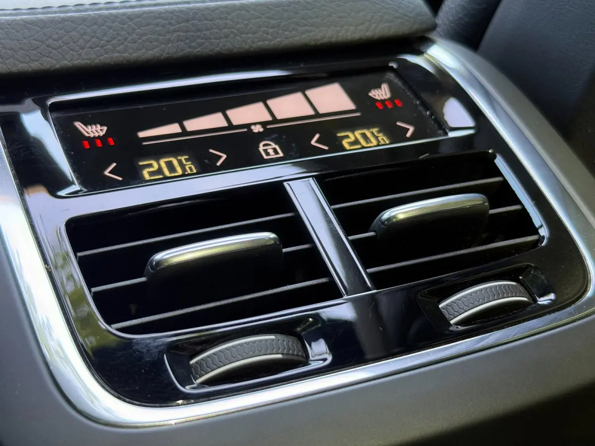 2.0 T8 Recharge AWD Plug in Hybrid Dealer onderhouden 7- Zits