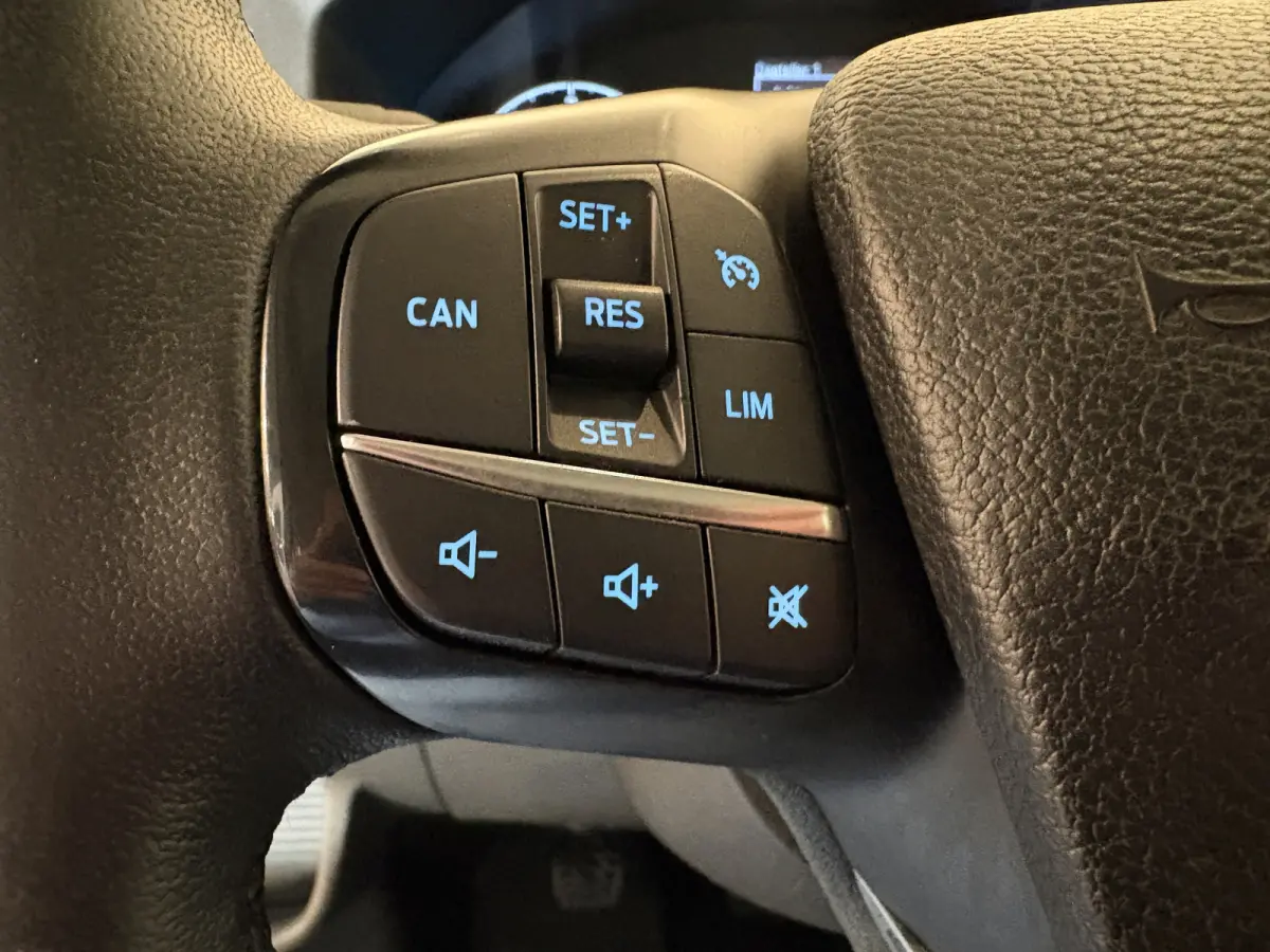 350 2.0 TDCI L3H1 DC Trend 4x4 / Open Laadbak / Dubbel Cabine 6 pers. / Airco / Trekhaak 2,8T / 54.500 KM !!