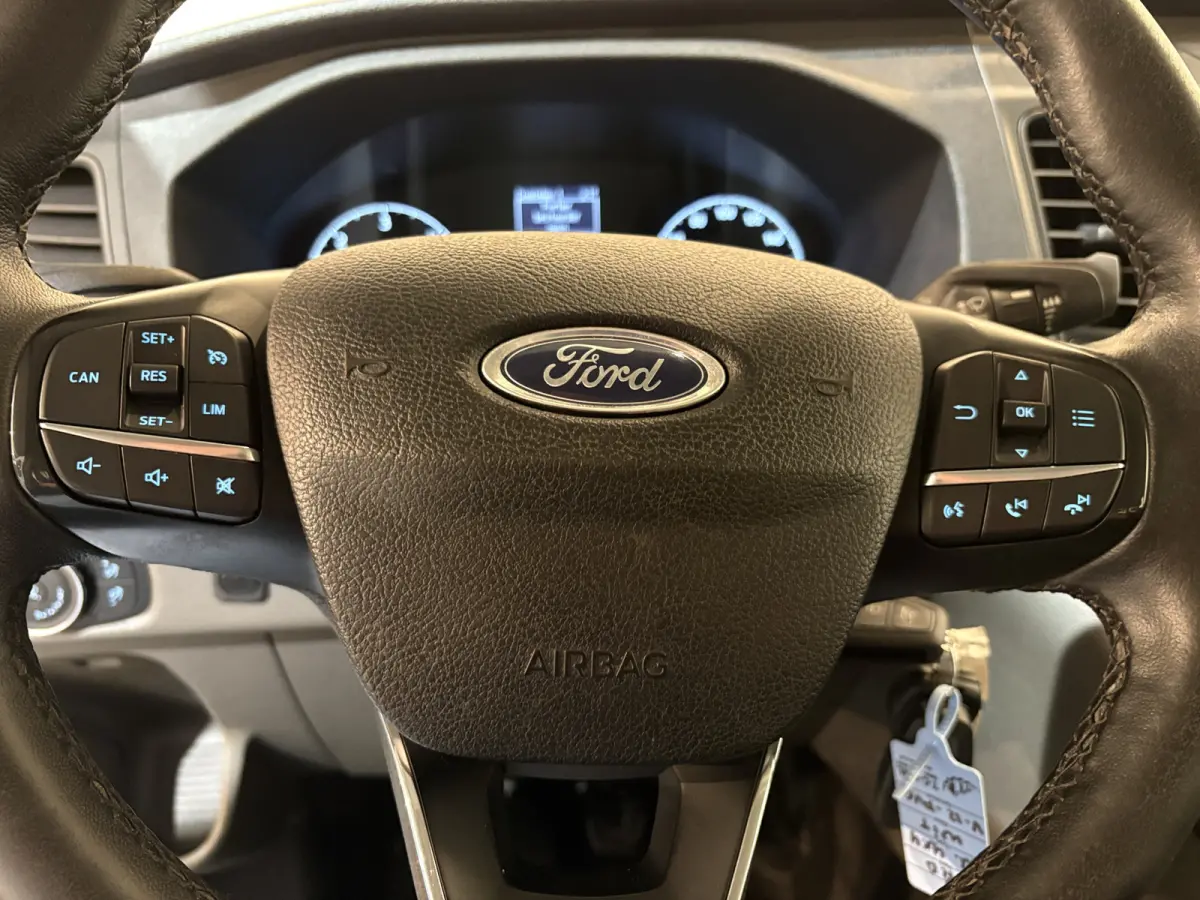 350 2.0 TDCI L3H1 DC Trend 4x4 / Open Laadbak / Dubbel Cabine 6 pers. / Airco / Trekhaak 2,8T / 54.500 KM !!