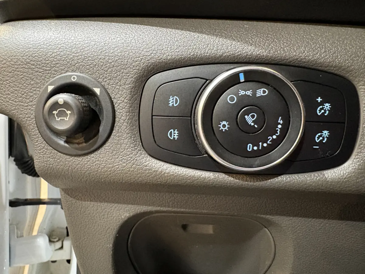 350 2.0 TDCI L3H1 DC Trend 4x4 / Open Laadbak / Dubbel Cabine 6 pers. / Airco / Trekhaak 2,8T / 54.500 KM !!