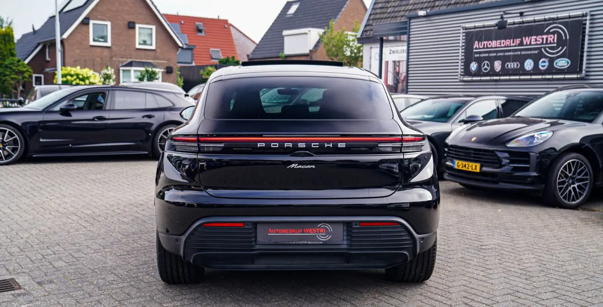 100 kWh 4 | Camera | Panorama Dak | Groen Leder Interieur | Luchtvering | Stuurwielverwarming