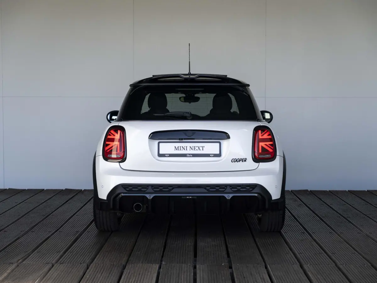 Cooper Rockingham GT | JCW-pakket | Adaptief onderstel | Stuur & Stoelverwarming | Achteruitrijcamera | Head-Up Display | Glazen panoramadak |