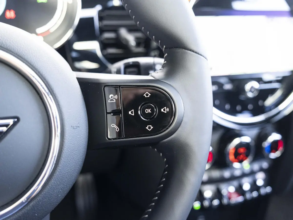 Cooper Rockingham GT | JCW-pakket | Adaptief onderstel | Stuur & Stoelverwarming | Achteruitrijcamera | Head-Up Display | Glazen panoramadak |