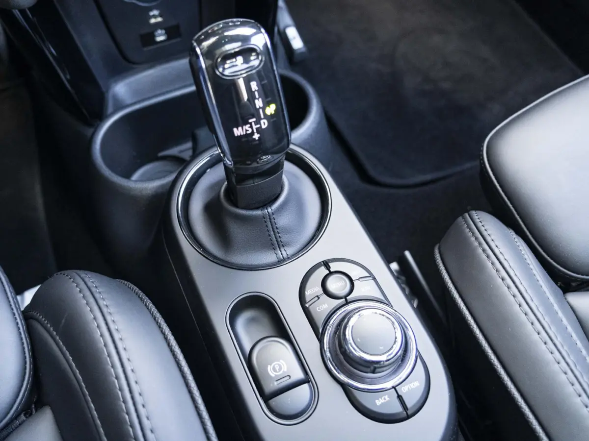 Cooper Rockingham GT | JCW-pakket | Adaptief onderstel | Stuur & Stoelverwarming | Achteruitrijcamera | Head-Up Display | Glazen panoramadak |