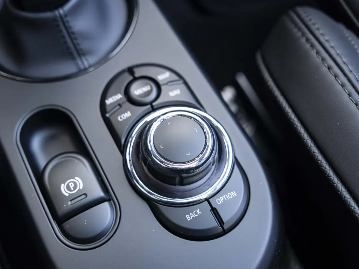 Cooper Rockingham GT | JCW-pakket | Adaptief onderstel | Stuur & Stoelverwarming | Achteruitrijcamera | Head-Up Display | Glazen panoramadak |