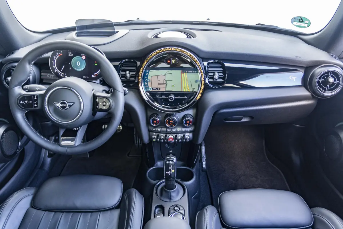 Cooper Rockingham GT | JCW-pakket | Adaptief onderstel | Stuur & Stoelverwarming | Achteruitrijcamera | Head-Up Display | Glazen panoramadak |