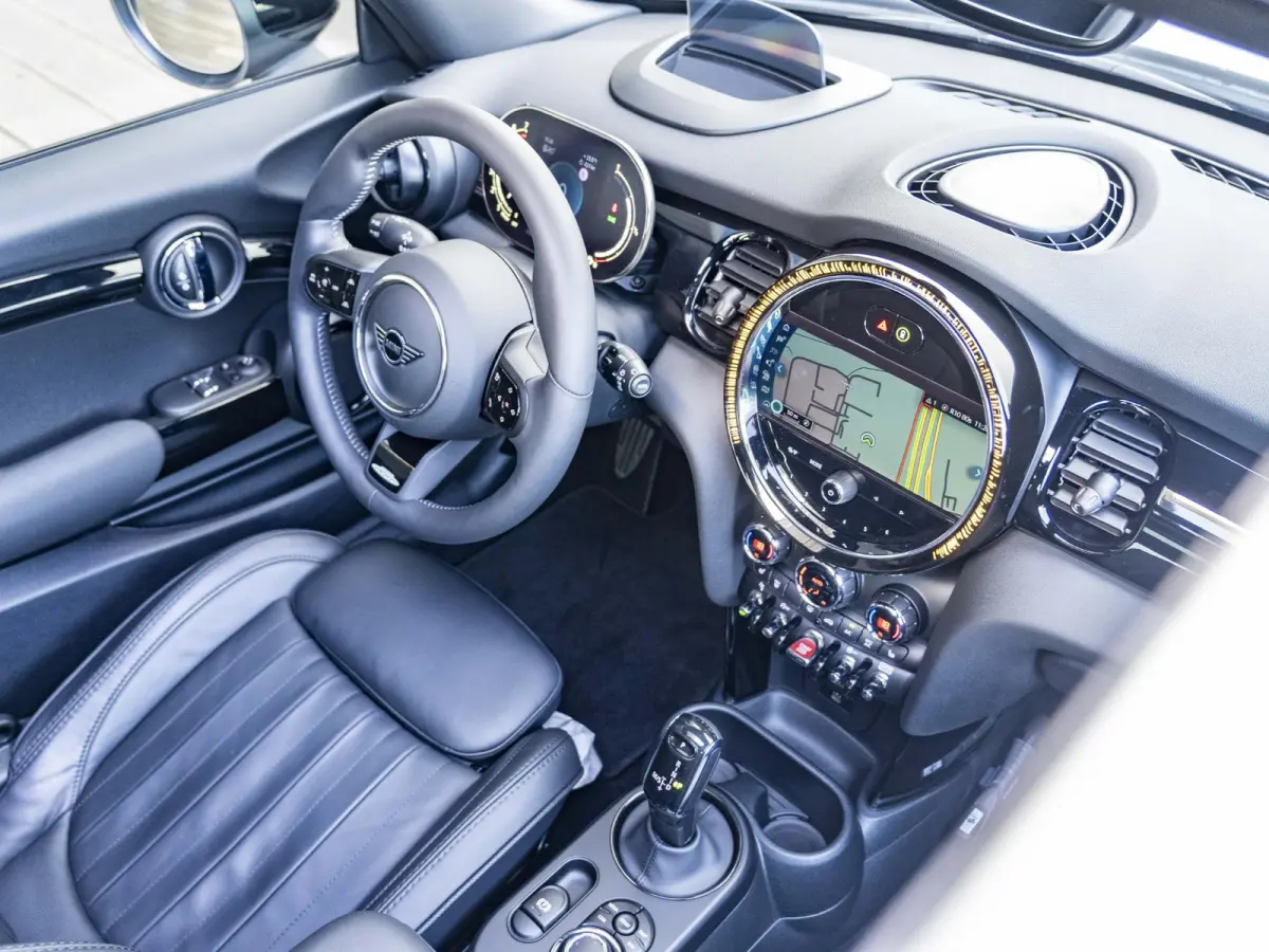 Cooper Rockingham GT | JCW-pakket | Adaptief onderstel | Stuur & Stoelverwarming | Achteruitrijcamera | Head-Up Display | Glazen panoramadak |