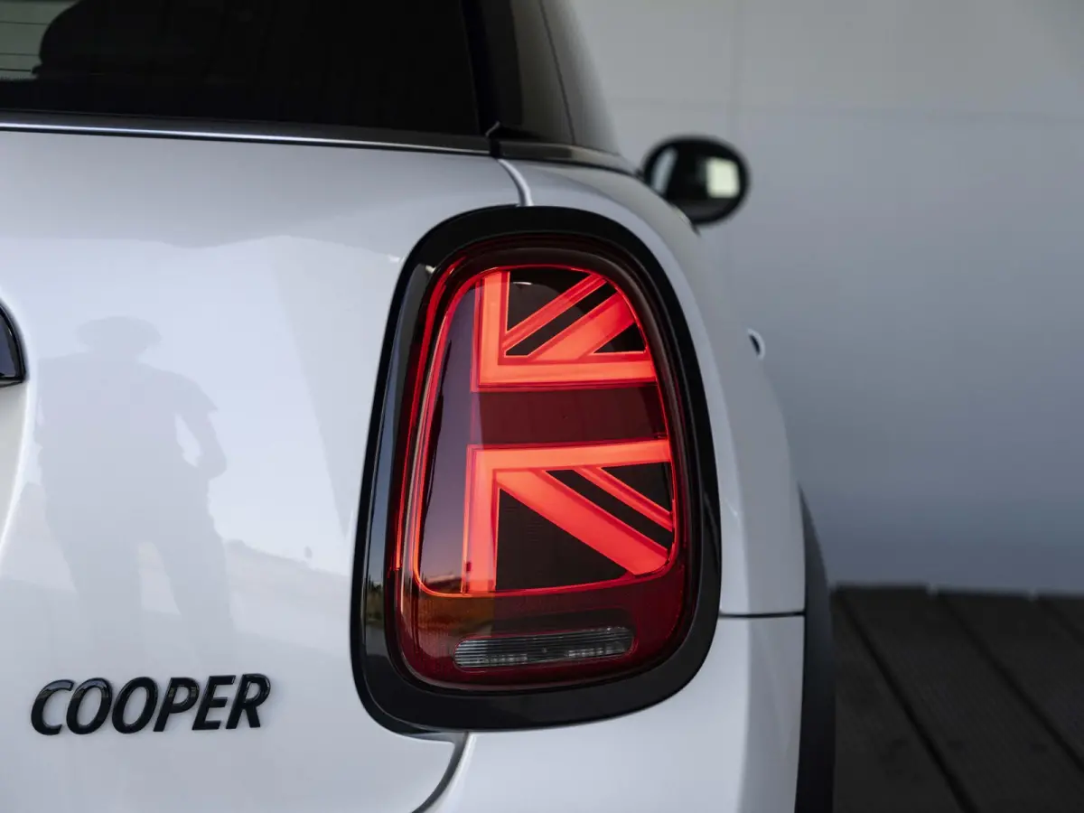 Cooper Rockingham GT | JCW-pakket | Adaptief onderstel | Stuur & Stoelverwarming | Achteruitrijcamera | Head-Up Display | Glazen panoramadak |