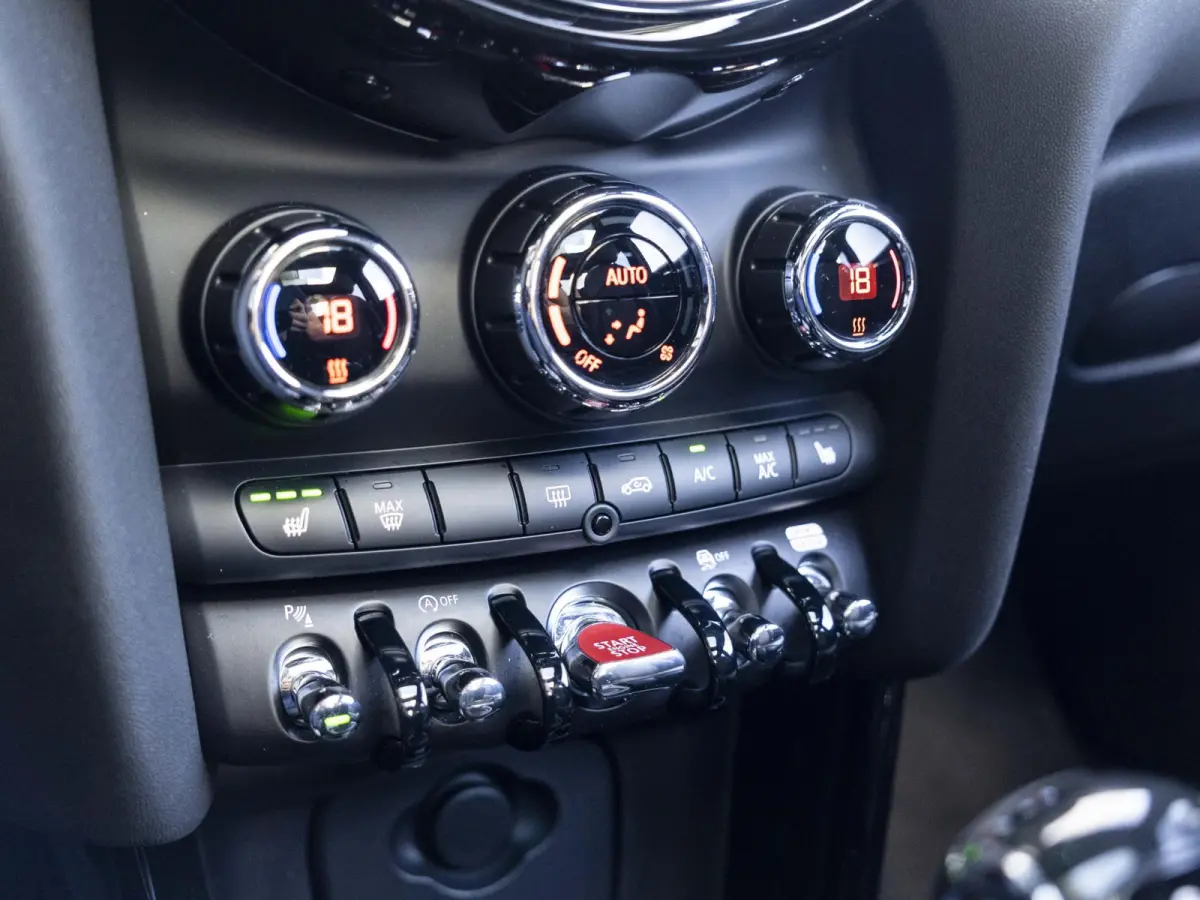 Cooper Rockingham GT | JCW-pakket | Adaptief onderstel | Stuur & Stoelverwarming | Achteruitrijcamera | Head-Up Display | Glazen panoramadak |
