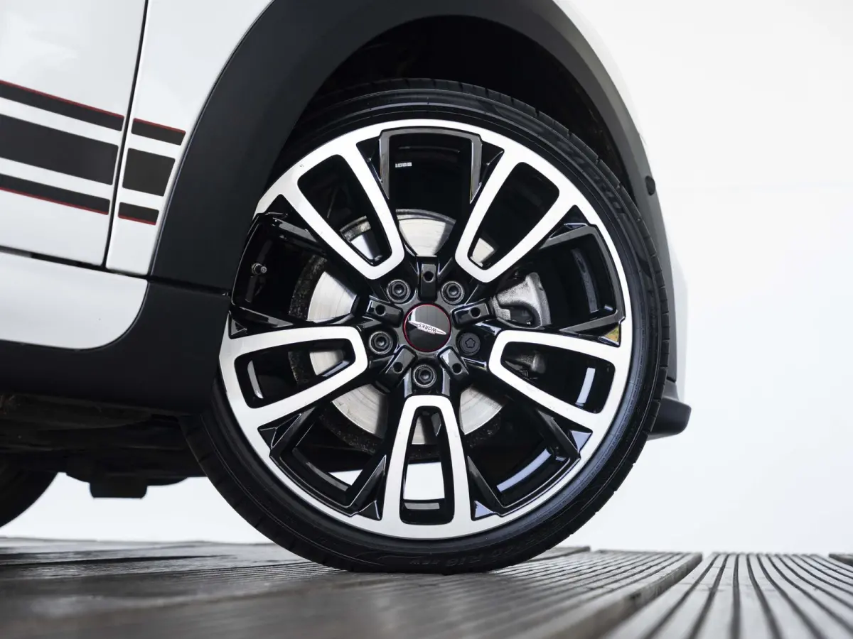 Cooper Rockingham GT | JCW-pakket | Adaptief onderstel | Stuur & Stoelverwarming | Achteruitrijcamera | Head-Up Display | Glazen panoramadak |