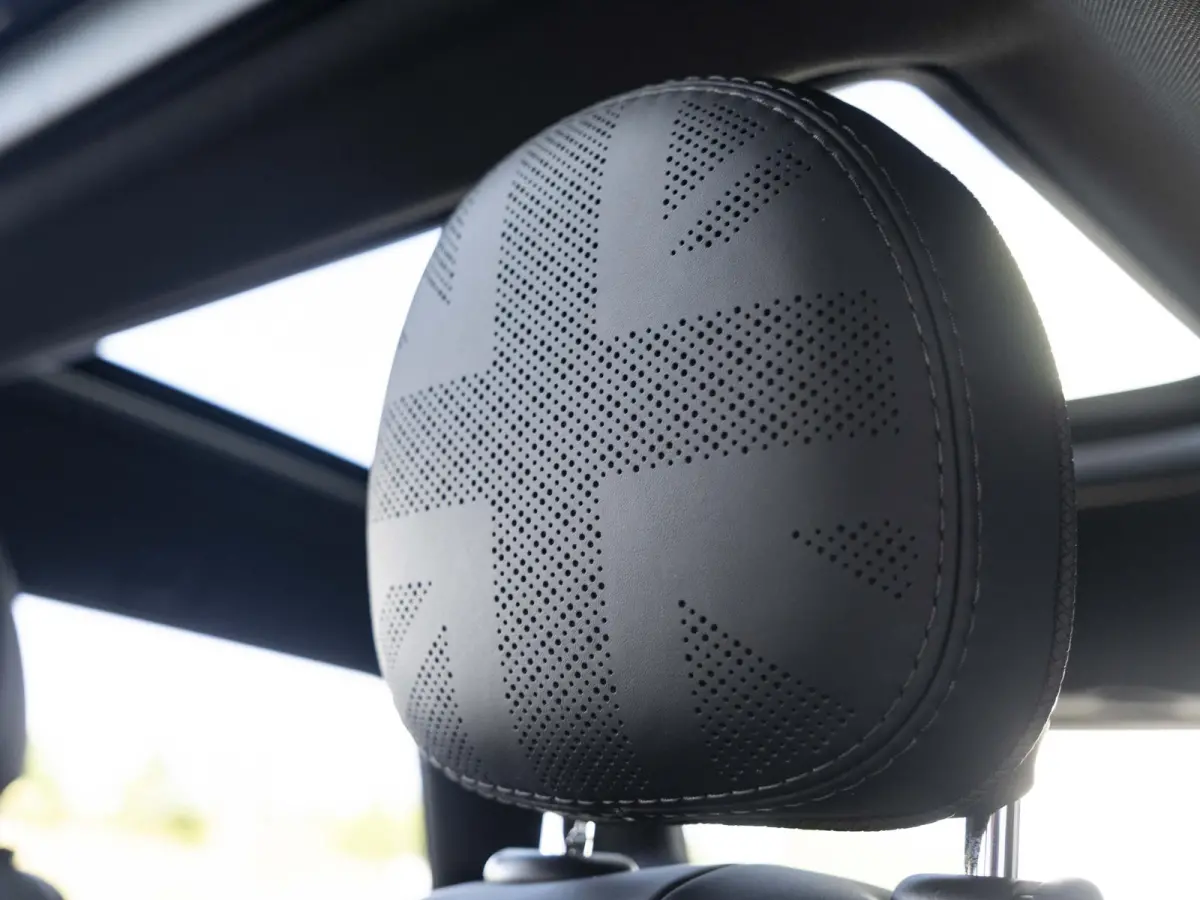 Cooper Rockingham GT | JCW-pakket | Adaptief onderstel | Stuur & Stoelverwarming | Achteruitrijcamera | Head-Up Display | Glazen panoramadak |