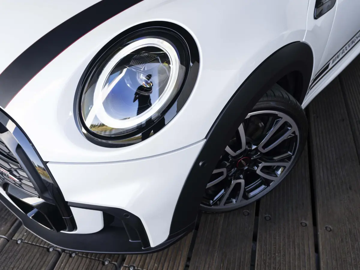 Cooper Rockingham GT | JCW-pakket | Adaptief onderstel | Stuur & Stoelverwarming | Achteruitrijcamera | Head-Up Display | Glazen panoramadak |
